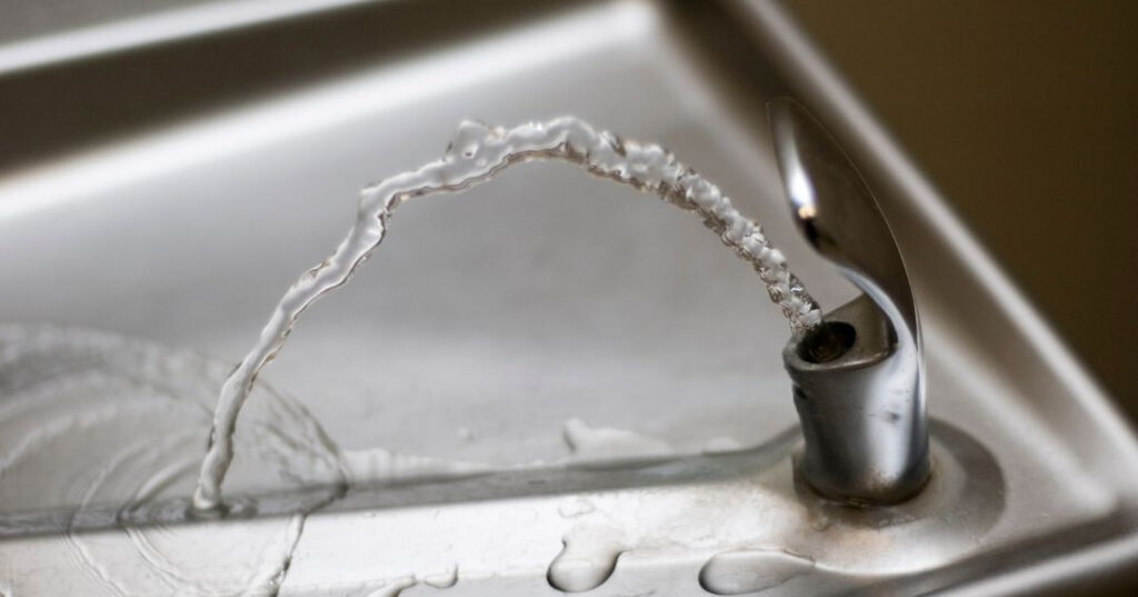 Conserto de Bebedouro em João Pessoa | Assistência Perto de Mim vazamento de agua no bebedouro